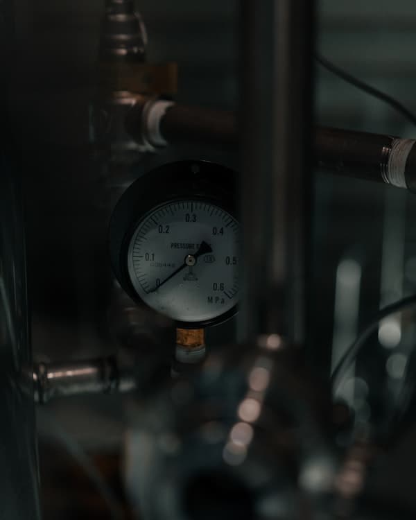 Sight glass at correct oil level — green zone visible