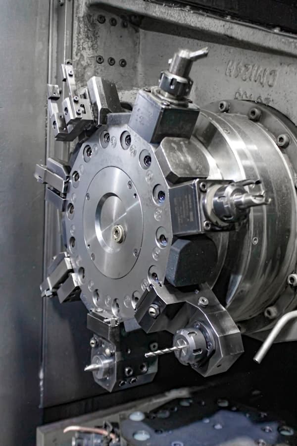 Cycle à vide en cours — opérateur surveille à travers la vitre